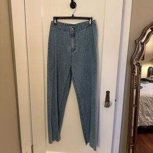 Light wash pleated jeans